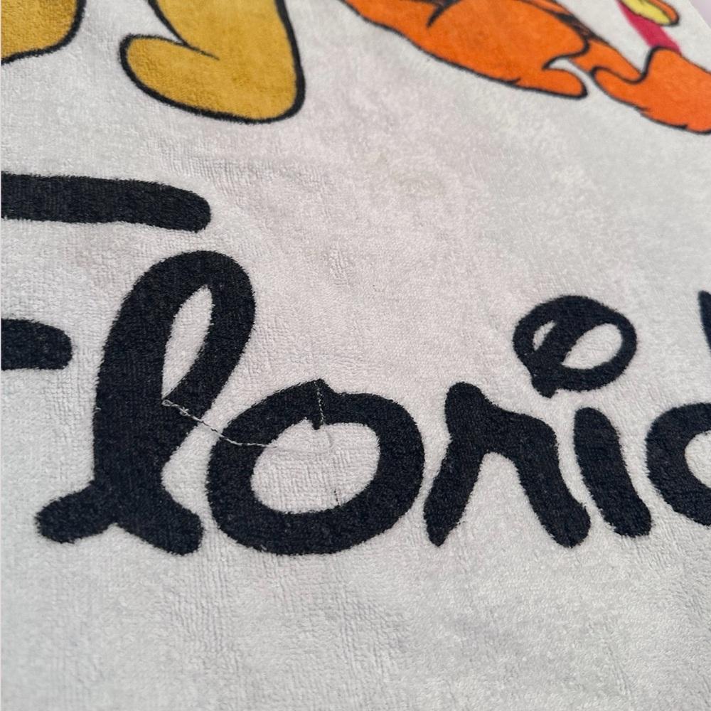 Disney White And Red Winnie the Pooh and Tigger Beach Towel 55" x 27" - Picture 3 of 10